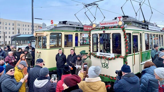 Historische Straßenbahnen eröffnen Elbbrücken in Magdeburg