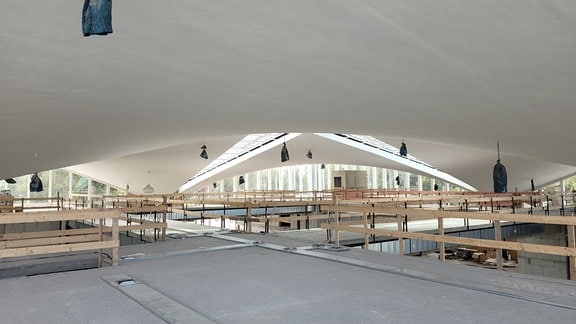 Das Deckengewölbe der Hyparschale von der Galerie im Inneren.