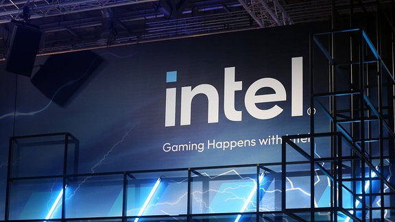 Stand von Intel mit logo und Spruch "Gaming Happens with Intel".