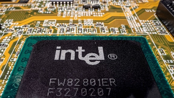 Intel Mikroprozessor CPU auf einer Computerplatine.