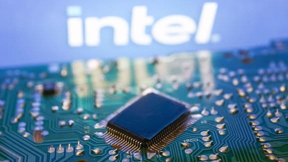 Intel-Logo auf einem Telefon-Bildschirm und Mikrochip sind in dieser Illustration zu sehen. 