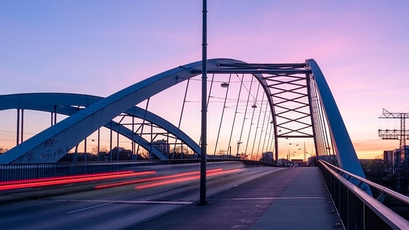 Sonnenuntergang bei einer Brücke