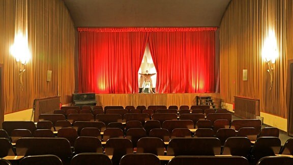 Der Kinoleiter Jochen Frankl steht auf der Bühne vom "Burg Theater" und beteiligt sich an der bundesweiten Aktion «Kino leuchtet. 