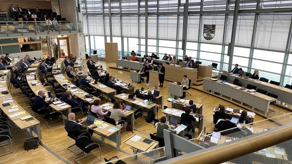 Plenarsaal des Landtages von Sachsen-Anhalt während einer Debatte.