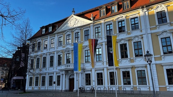 Vor dem Landtag in Magdeburg wehen mehrere Flaggen, unter anderem die der Ukraine. 
