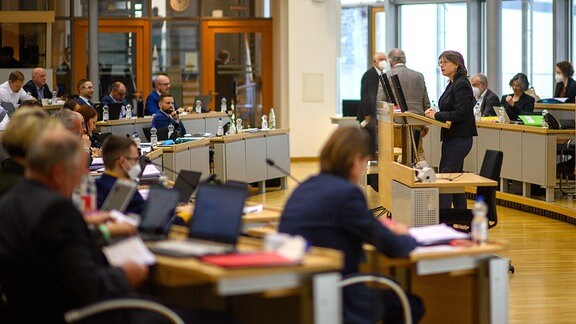 Katja Pähle steht im Plenarsaal des Landtags von Sachsen-Anhalt am Rednerpult