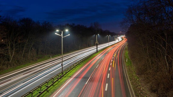 Lichtspuren im nächtlichen Straßenverkehr auf dem Magdeburger Ring