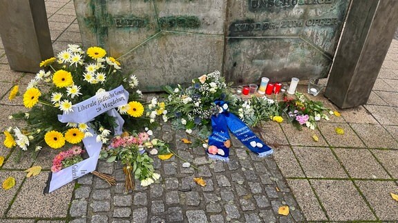 Das Blumengebinde an dem Denkmal der zerstörten Synagoge ist verschwunden