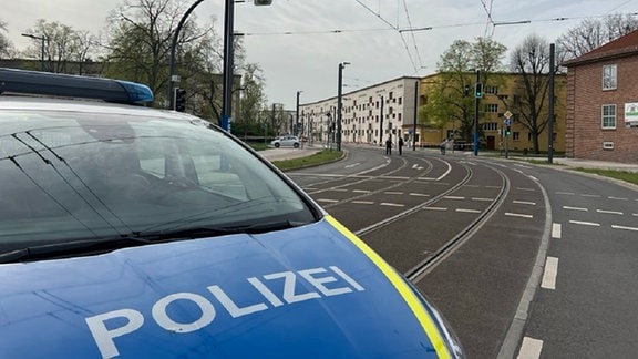 Ein Streifenwagen der Polizei sperrt die Cracauer Straße in Magdeburg ab.