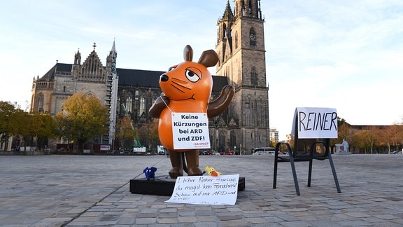 Die Maus aus der «Sendung mit der Maus» vor dem Magdeburger Dom