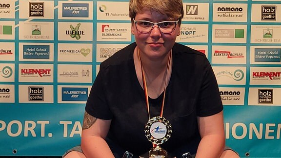 Minigolferin Patricia Fischbeck mit ihrem Pokal.