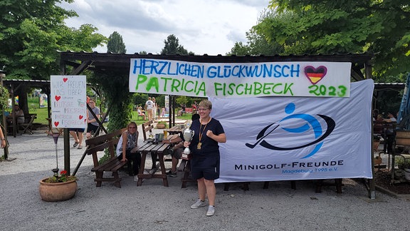 Minigolferin Patricia Fischbeck wird in Magdeburg gefeiert.