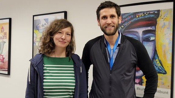 Franziska Müller und Patrick Egeward, beide Stadtteilmanager der Neuen Neustadt, stehen in ihrem Stadtteilladen.