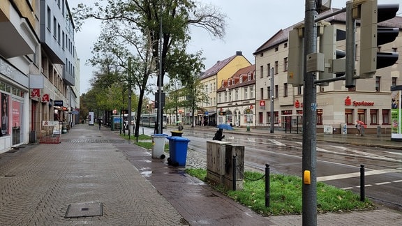 Die Lübeckerstraße in der Neuen Neustadt an einem verregneten Tag. Links und rechts Läden.