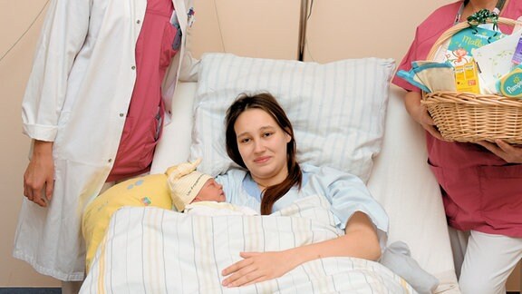 Drei Frauen stehen im Krankenhaus um eine Mutter und ihr Neugeborenes: (v.l.) Andrea Willecke (Assistenzärztin), Mutter Sara mit Sohn Linos im Arm, Sw. Anke, OÄ Dr. Redlich