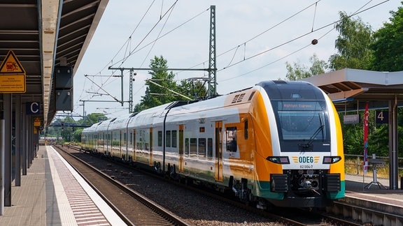 Ein neuer Zug der Ostdeutschen Eisenbahn GmbH (ODEG) vom Typ „Desiro HC“ steht auf Gleis 4 des Hauptbahnhofs.