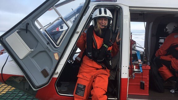 Carolin Mehlmann steigt aus einem Helikopter.