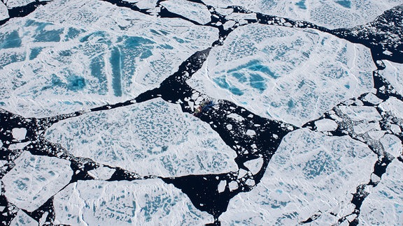 Das deutsche Forschungsschiff "Polarstern" im Eis von oben fotografiert.
