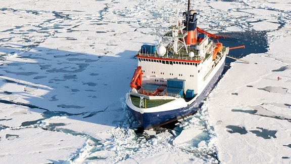 Das deutsche Forschungsschiff "Polarstern" auf dem Weg durch die Arktis.
