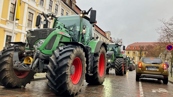 Mehrere Landwirte protestieren mit ihren Traktoren vor dem Landtag in Magdeburg gegen die Haushaltsbeschlüsse der Bundesregierung. 