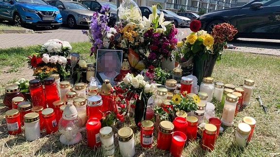 Für den Getöteten sind Blumen und Kerzen aufgestellt worden.