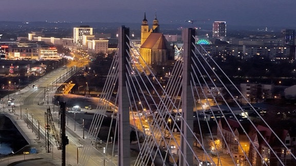 Blick auf die neue Pylonenbrücke über die alte Elbe in der Abenddämmerung