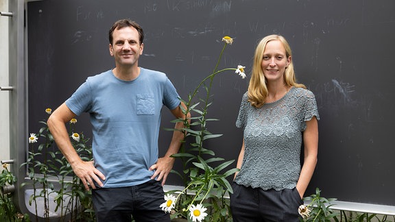 Der Mathematikprofessor Dr. Thomas Richter und die Mathematikerin Dr. Carolin Mehlmann stehen vor einer Tafel
