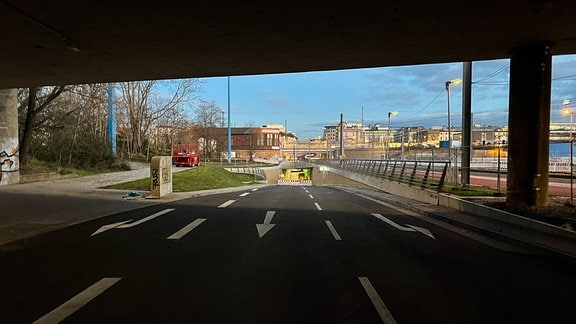 Auf dem Magdeburger Ring ist die Abfahrt am City Tunnel Damaschkeplatz wieder freigegeben. Die Auffahrt am Busbahnhof ist noch nicht fertig. Die Autofahrer können aus den Stadtteilen Reform, Sudenburg und Leipziger Straße von der Stadtautobahn aus Richtung Halberstadt wieder direkt nach Stadtfeld fahren.