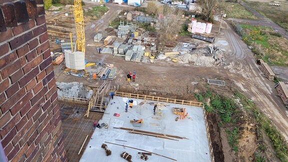 Blick von oben auf einen neuen Anbau der Stadthalle Magdeburg, an dem gerade gebaut wird.