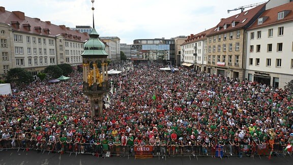Nach dem zweiten Triumph des SC Magdeburg. Der Marktplatz ist voller Fans des SC Magdeburg.