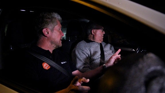 Fahrlehrer Mike Andrys zeigt Fahrschüler Janos Raduly das Auto.