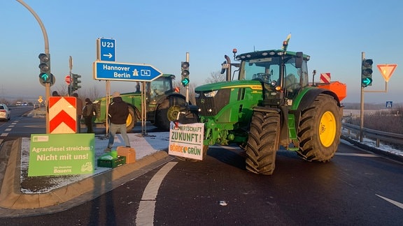 Ein Traktor versperrt die Auffahrt zur A14.