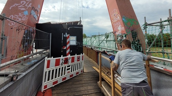 Die halbseitig gesperrte Brücke am Wasserfall in Magdeburg-Cracau.