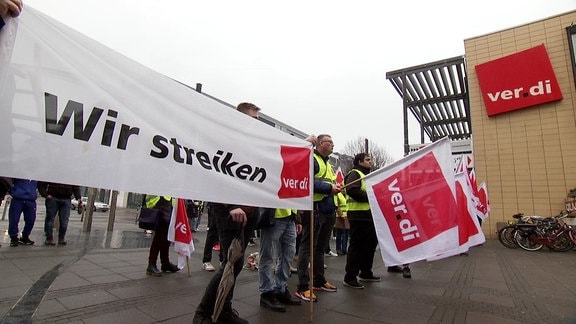 Streikende vor der Verdi-Zentrale in Magdeburg