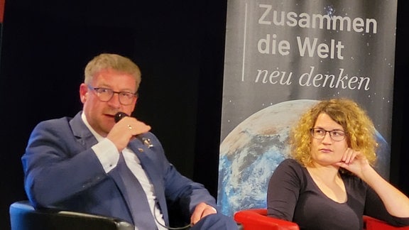 Bert Knoblauch (OB Schönebeck) und Tanja Gräber (Psychologiestudentin) im Gespräch.