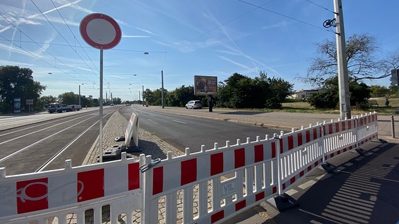 Ein Verbotsschild zeigt die Sperrung der Strombrücke in Magdeburg an.