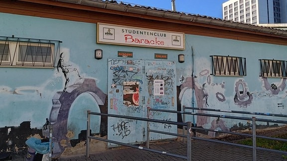 Außenansicht des Studentenclub Baracke Magdeburg mit Eingangstür