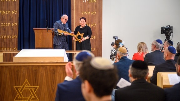 Frank Toepel (l) vom "Toepel Bau" übergibt Inessa Myslitska, Vorstandsvorsitzende der Synagogen-Gemeinde zu Magdeburg symbolisch den Schlüssel zur Neuen Synagoge.