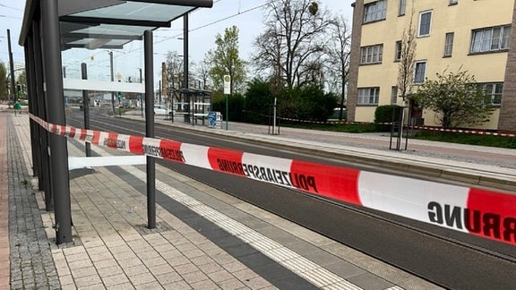Absperrband an einer Haltestelle in Magdeburg