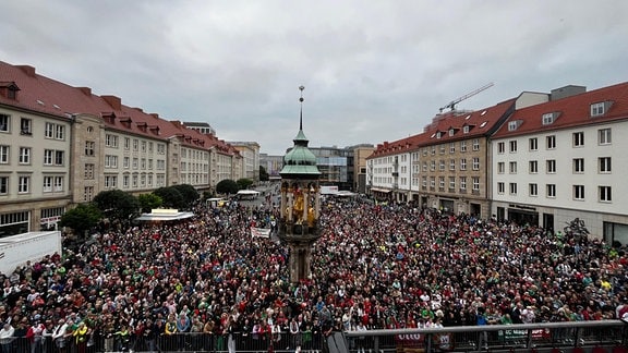 Tausende Fans des SC Magdeburg stehen auf dem Alten Markt in Magdeburg.
