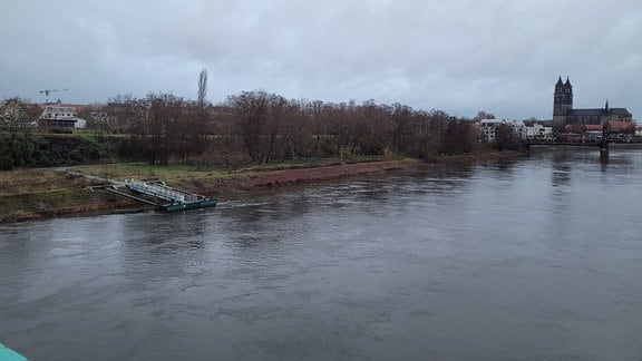 Blick von der Sternbrücke Magdeburg über die Elbe Richtung Trümmerhügel und Kavalier Scharnhorst. Im Hintergrund der Dom.