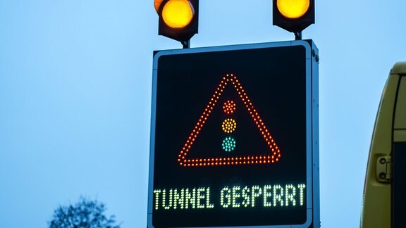 Ein Schild weist wegen eines Unfalls auf eine Tunnelsperrung hin.