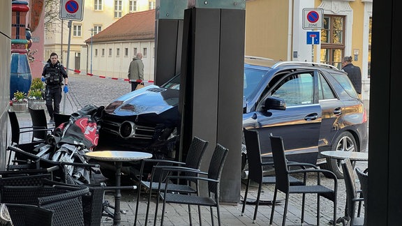 Ein Auto fährt in eine Außenfläche eines Cafés am Domplatz in Magdeburg. 