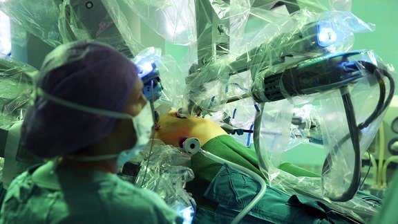 Vivien Schacke, Assistenzärztin der Chirurgie am Universitätsklinikum Magdeburg, sitzt während einer Operation an der Bauchspeicheldrüse einer weiblichen Patientin am roboterassistierten Operationssystem "DaVinci Si".