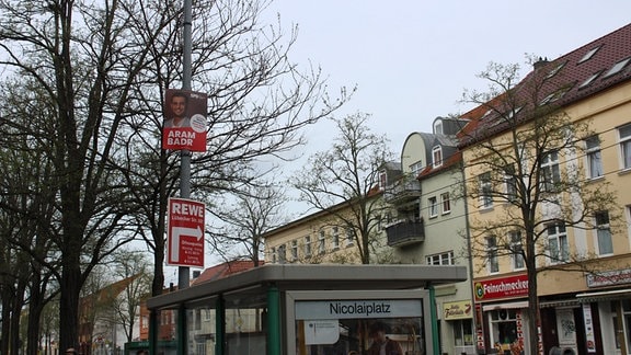 An der Straßenbahnhaltestelle Nicolaiplatz in Magdeburg hängt das SPD-Wahlplakat von Aram Badr