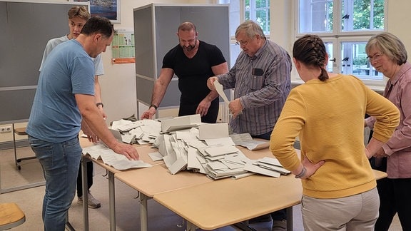 Wahlhelfer am Hegelgymnasium zählen Stimmzettel aus.