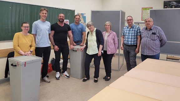 Geschafft! Glückliche Wahlhelfer aus Magdeburg nach 18 Uhr.