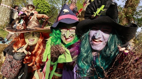 Als Hexen und Teufel Kostümierte feiern im Kurpark in Braunlage Walpurgis.