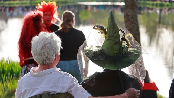 Als Hexen und Teufel kostümierte feiern im Kurpark in Braunlage Walpurgis.