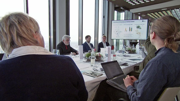 Sachsen-Anhalts Energieminister Armin Willingmann stellt in einer Runde mit mehreren Menschen an einem Tisch das Gutachten zur Wasserstoff-Strategie Sachsen-Anhalts vor.